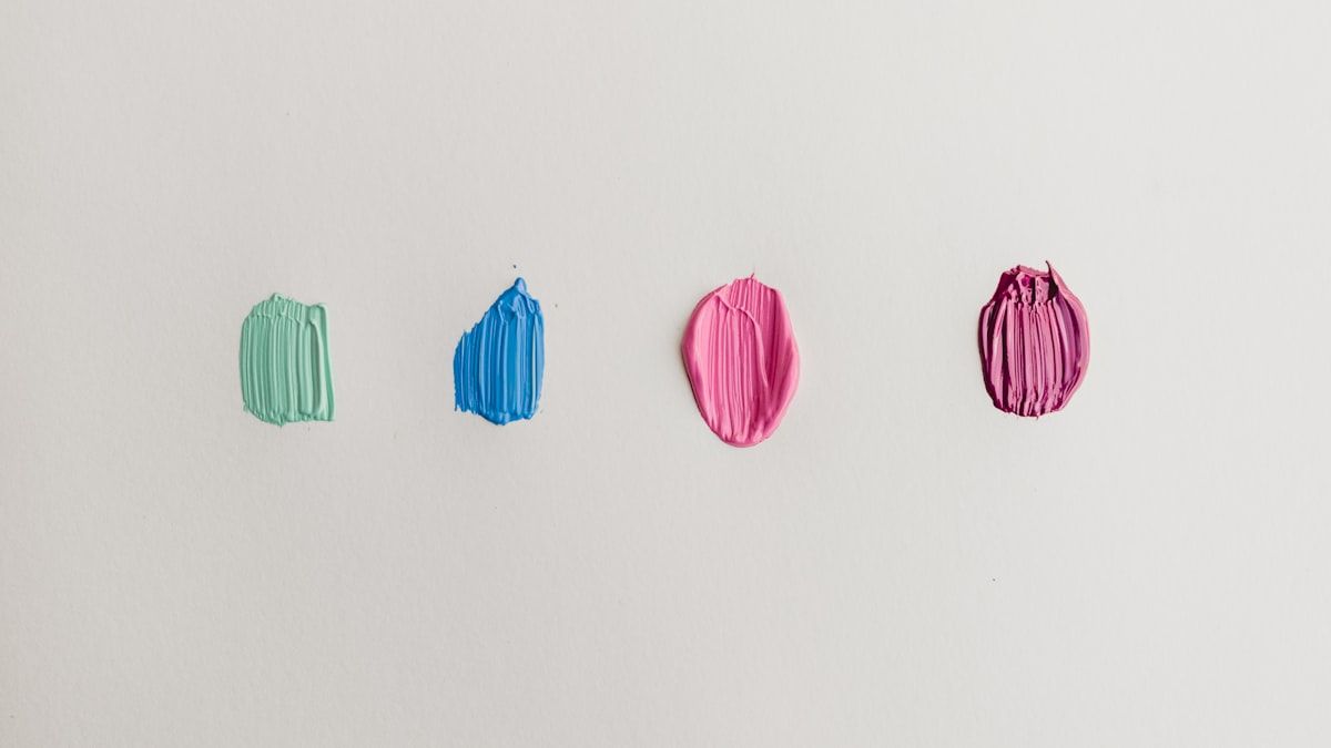 テーマ選びを表す、白い面に並べられた4色の絵の具