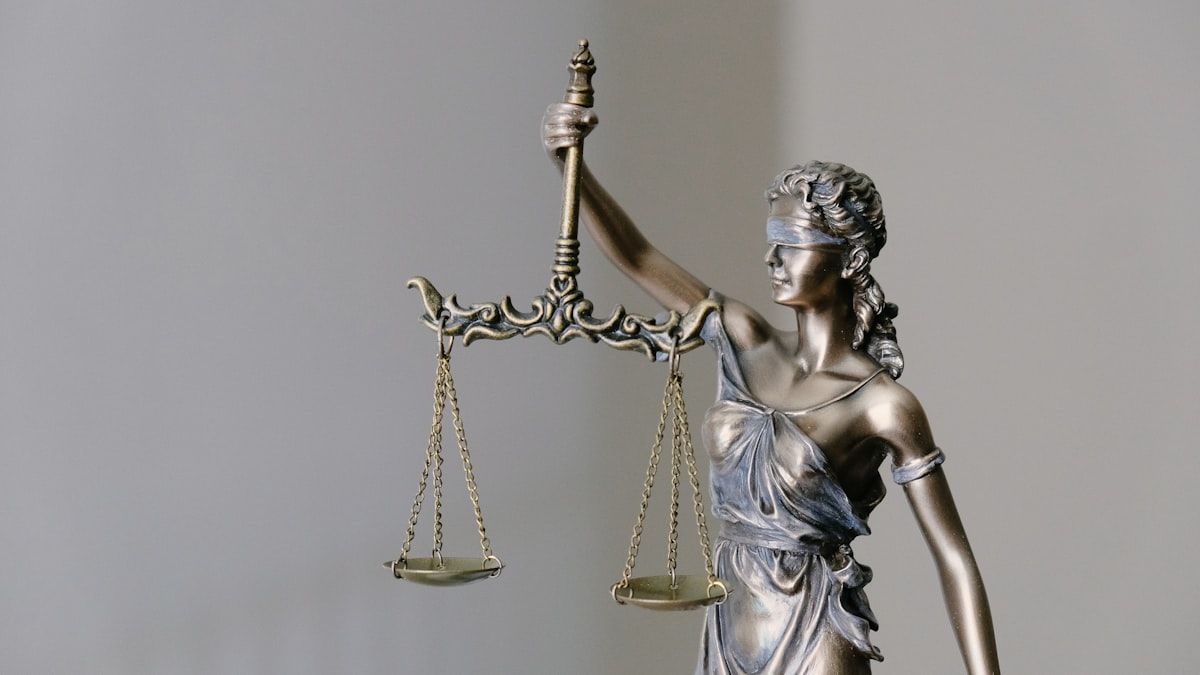 削除請求や発信者情報開示など法的手段を象徴する法の天秤
