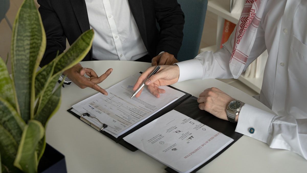 SEO支援会社との打ち合わせで資料を指しながら確認事項を尋ねている手元