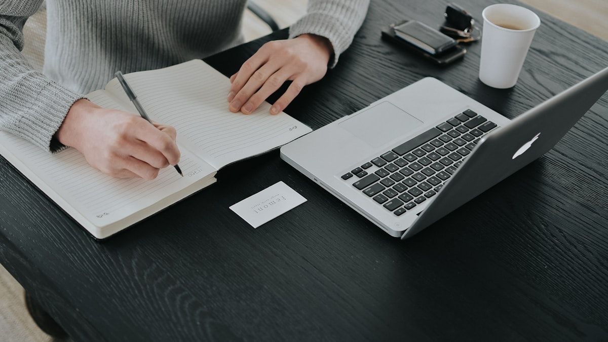 見出しの本数を紙に書き出して記事の分量を逆算している手元