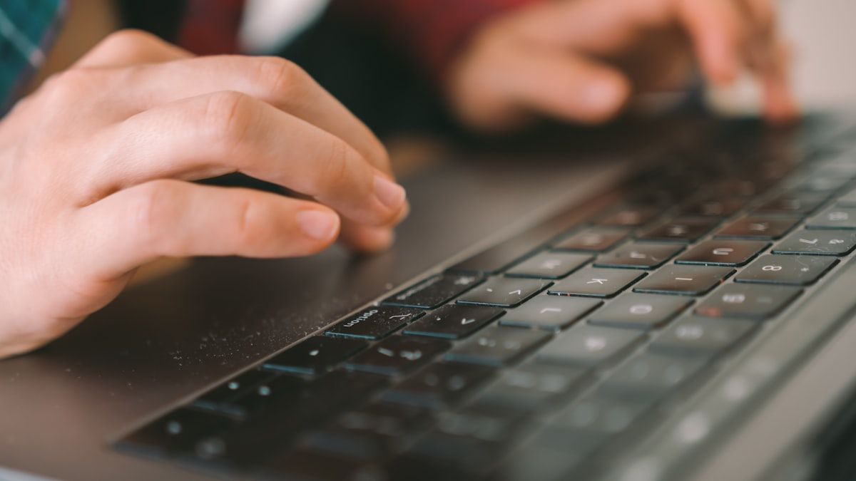ノートパソコンのキーボードを打つ手元。LLMを使って仕事を進める様子
