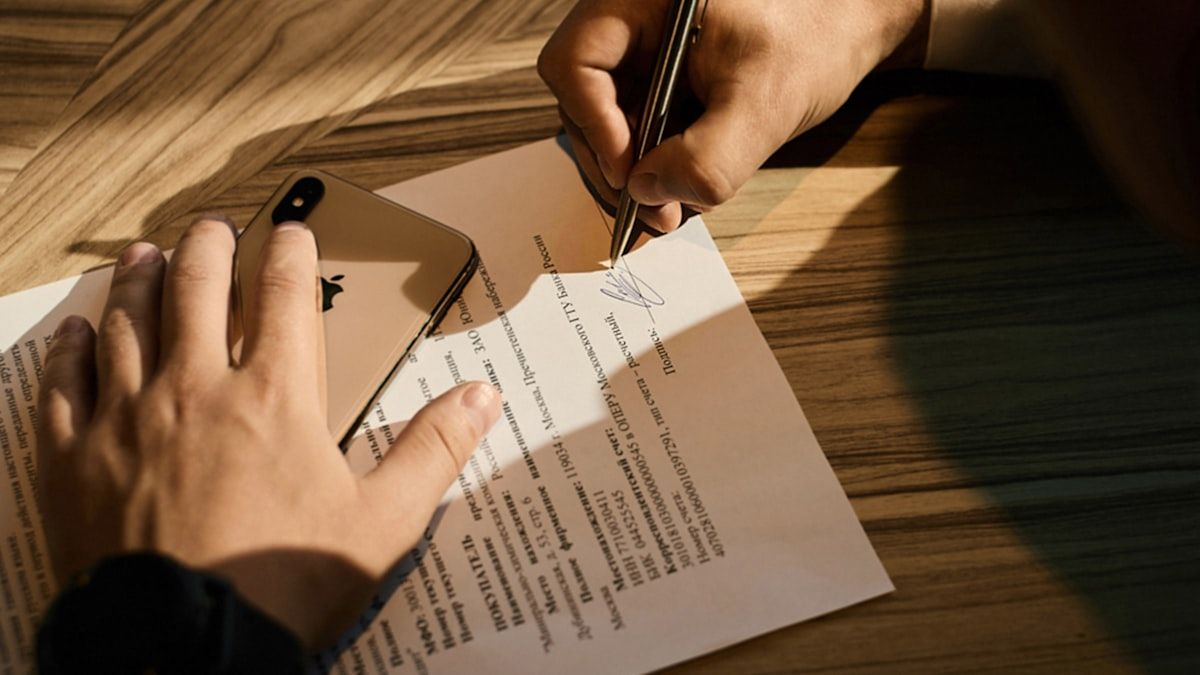 自分の原稿を紙に印刷して、文末や一文の長さをペンで点検している手元