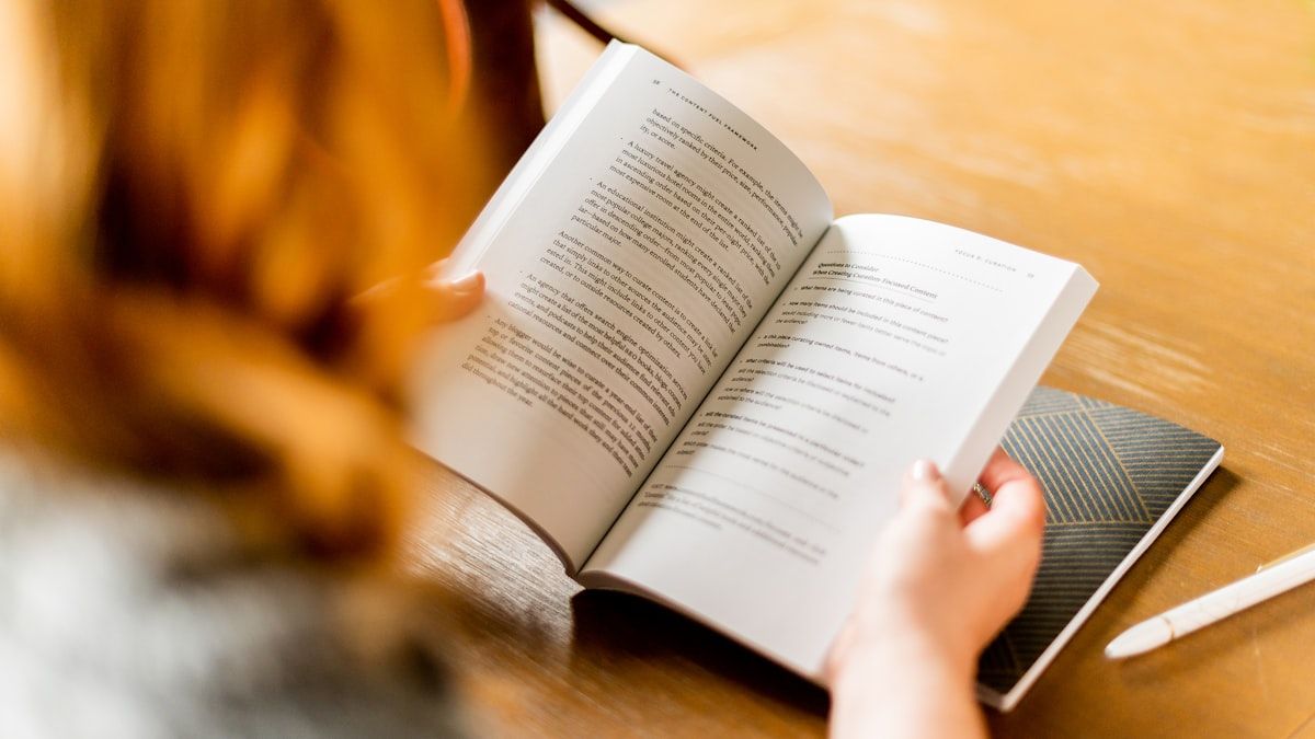 ライティング本をノートとペンを手元に置いて読み進めている様子