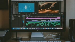 YouTubeキーワードを決めて動画を仕上げる場面。編集ソフトのタイムラインが開かれたデスクトップ画面
