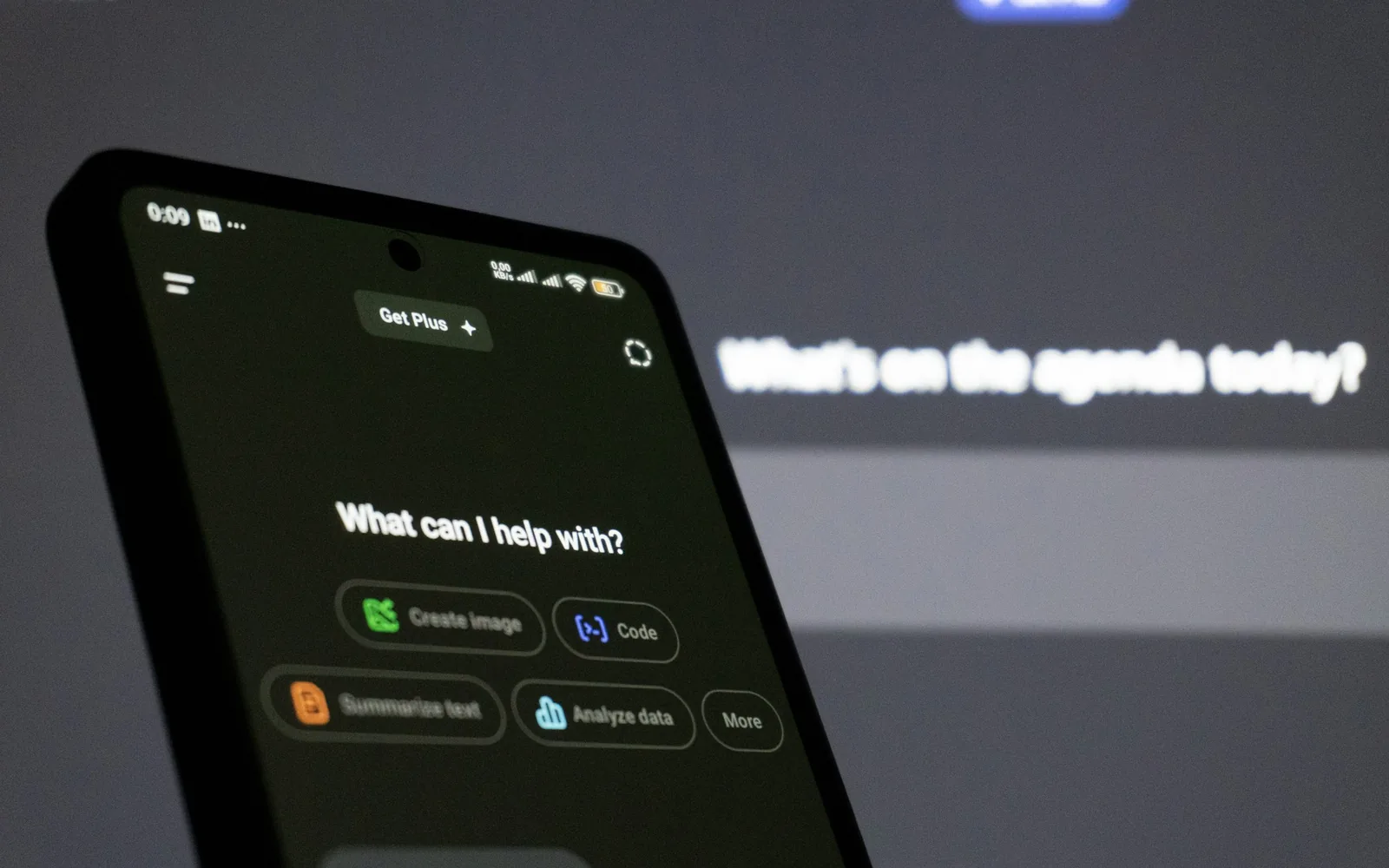 AIアシスタントの回答画面を表示するスマートフォン